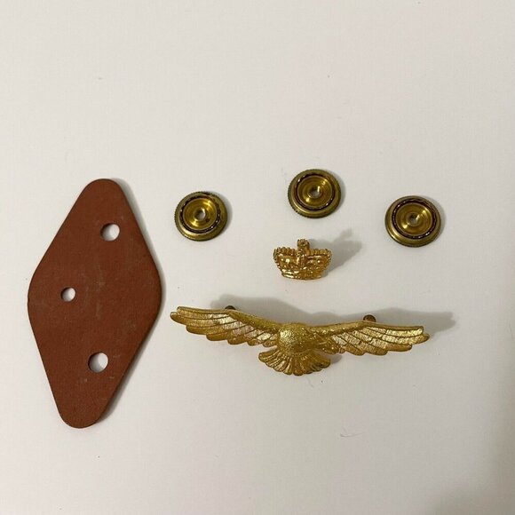 Vintage RCAF Royal Canadian Air Force Officers Wedge Cap Badge - Picture 9 of 16